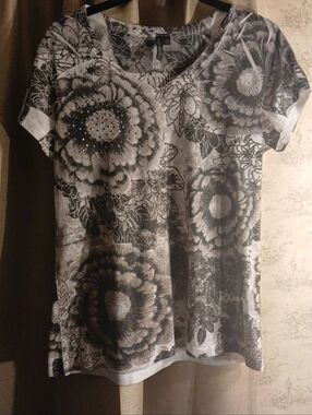 Susan Lawrence Gray and Black Floral V-Neck Short Sleeve Top